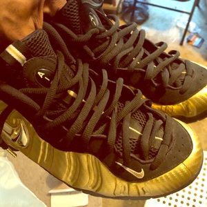Gold foams